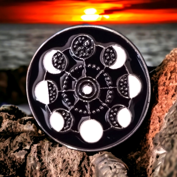 Beautifully unique vintage moon phase Pin/brooch - Picture 1 of 1